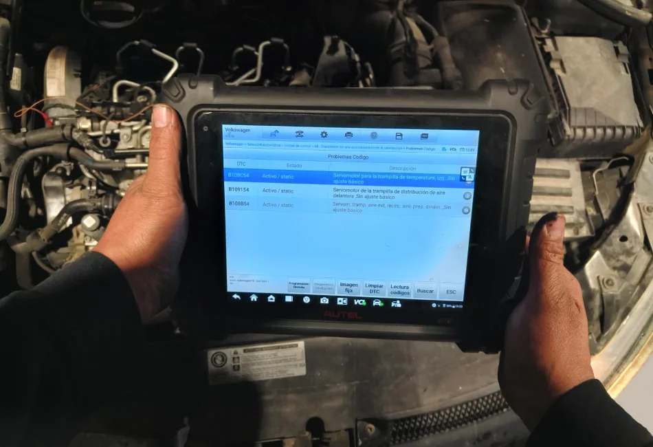 Automotive diagnostic screen showing active DTCs B108C54, B109154, and B108B54 on an Autel scanner for a Volkswagen Golf 2004. The codes indicate servomotor faults for the temperature, air distribution, and recirculation flaps in the HVAC system