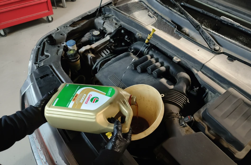 Mecánico realizando un cambio de aceite de motor con Castrol EDGE 0W-30